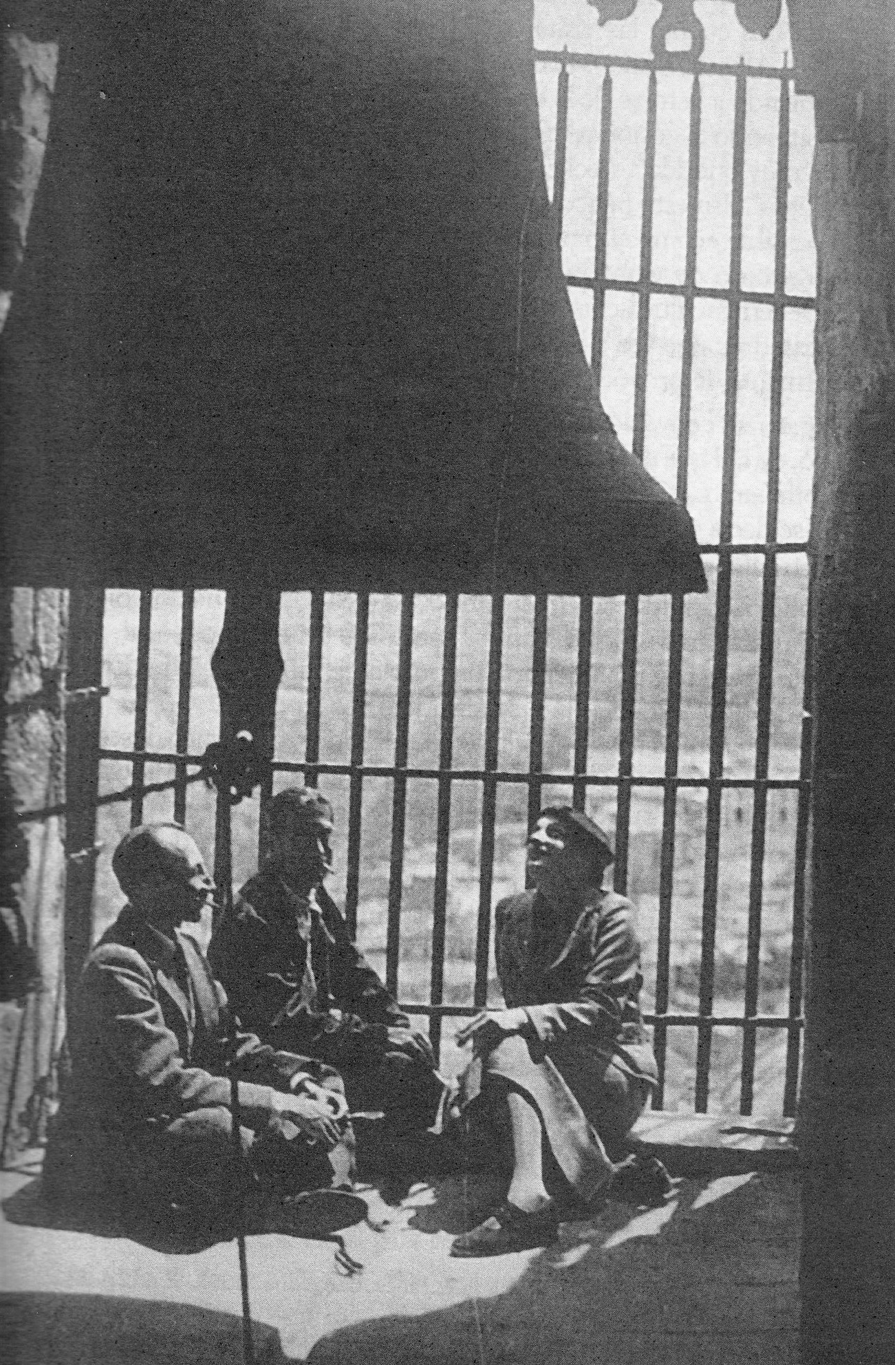Hernando Viñes, Buñuel et Lulu Jourdan dans le clocher de la cathédrale (1936)